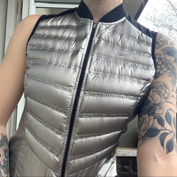 Nike Silver Aeroloft Running Vest - Picture 2 of 3
